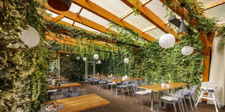 Útulné chatky pri rybníku na úpätí Orlických hôr pre pár aj rodinu: jedlo, sauny a biotop