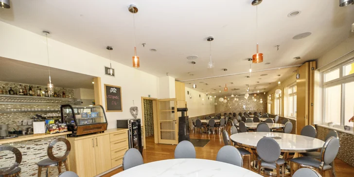 Útulné chatky pri rybníku na úpätí Orlických hôr pre pár aj rodinu: jedlo, sauny a biotop