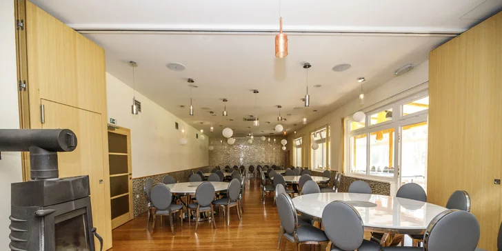 Útulné chatky pri rybníku na úpätí Orlických hôr pre pár aj rodinu: jedlo, sauny a biotop