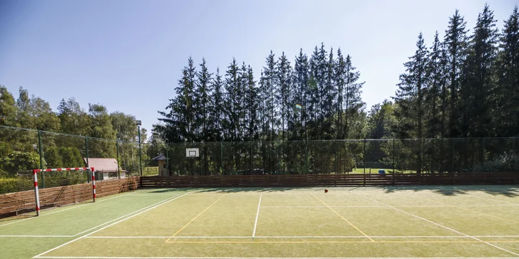 Útulné chatky pri rybníku na úpätí Orlických hôr pre pár aj rodinu: jedlo, sauny a biotop