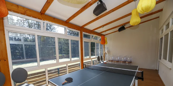 Útulné chatky pri rybníku na úpätí Orlických hôr pre pár aj rodinu: jedlo, sauny a biotop