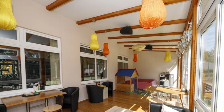 Útulné chatky pri rybníku na úpätí Orlických hôr pre pár aj rodinu: jedlo, sauny a biotop