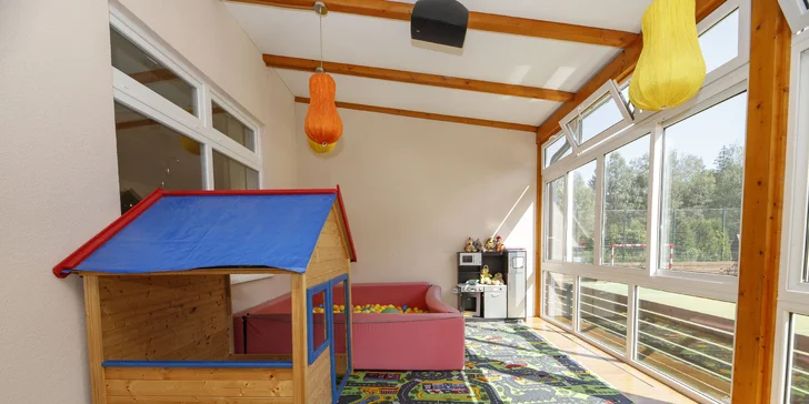 Útulné chatky pri rybníku na úpätí Orlických hôr pre pár aj rodinu: jedlo, sauny a biotop