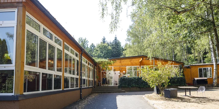 Útulné chatky pri rybníku na úpätí Orlických hôr pre pár aj rodinu: jedlo, sauny a biotop