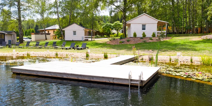 Útulné chatky pri rybníku na úpätí Orlických hôr pre pár aj rodinu: jedlo, sauny a biotop