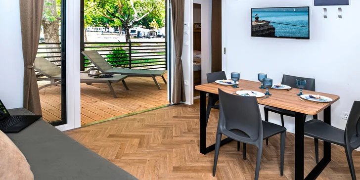 Dovolenka v mobilných domčekoch v Omiši: pláž aj vonkajší bazén