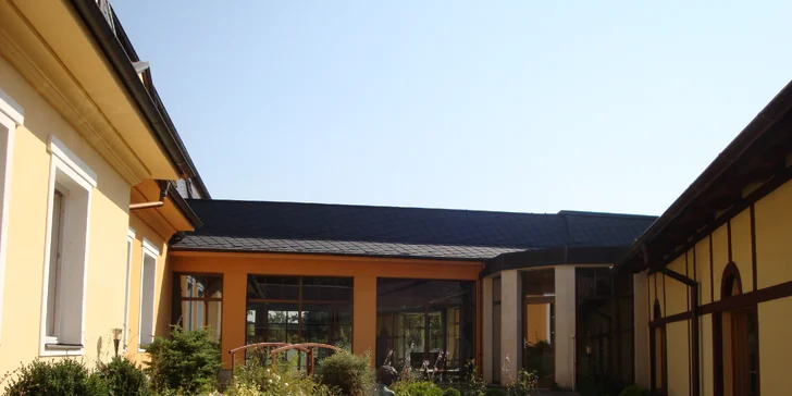 Kúpeľný pobyt v Klášterci nad Ohří: raňajky alebo polpenzia, vstup do bazéna s vírivkou a soľnej jaskyne