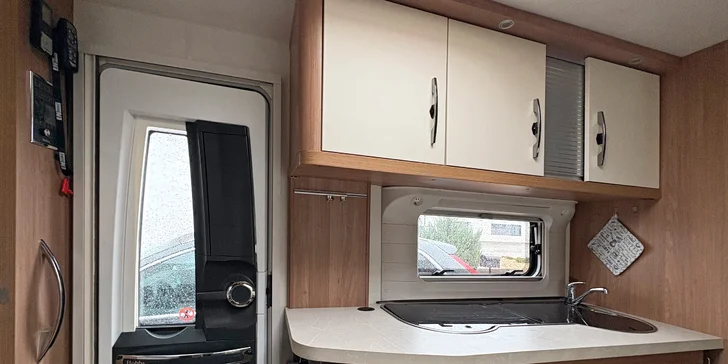 Prenájom rodinného karavanu s De Luxe výbavou až pre 6 osôb