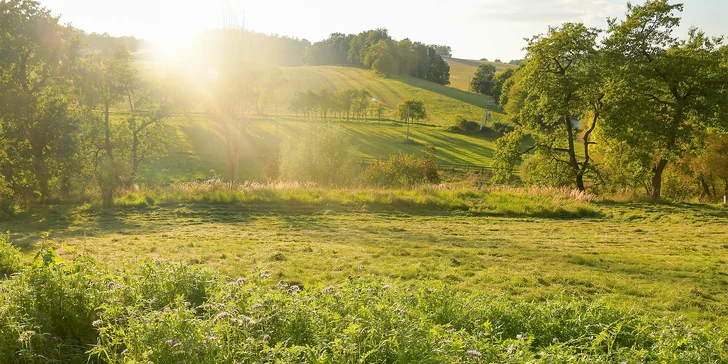 Jurta v Toulavě: areál statku uprostred prírody a vyžitie pre deti