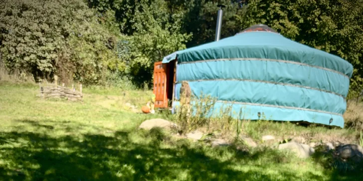 Štýlová jurta neďaleko Blaníka s možnosťou raňajok pre dvoch aj rodinu