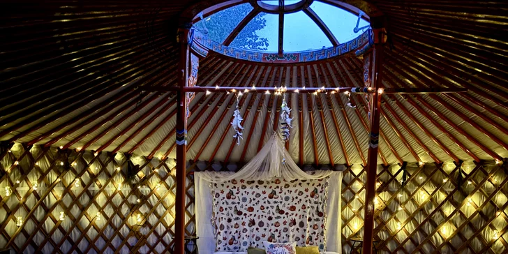 Štýlová jurta neďaleko Blaníka s možnosťou raňajok pre dvoch aj rodinu