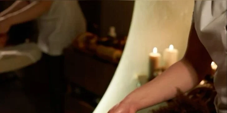 Uvoľnenie aj rozmaznávanie: maderoterapia šije, olejová relaxačná masáž aj maderoterapia tváre 24K zlatom