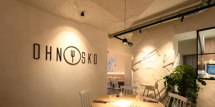 Kačka pečená na drevenom uhlí s lokšami a kapustou