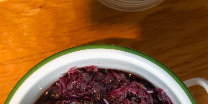 Kačka pečená na drevenom uhlí s lokšami a kapustou