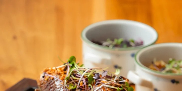 Kačka pečená na drevenom uhlí s lokšami a kapustou