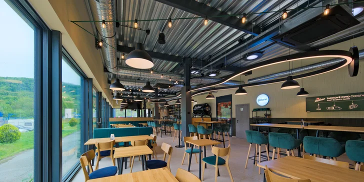 Tanier mäsových špecialít pre 3 osoby: hovädzie rebrá, údené koleno a prílohy