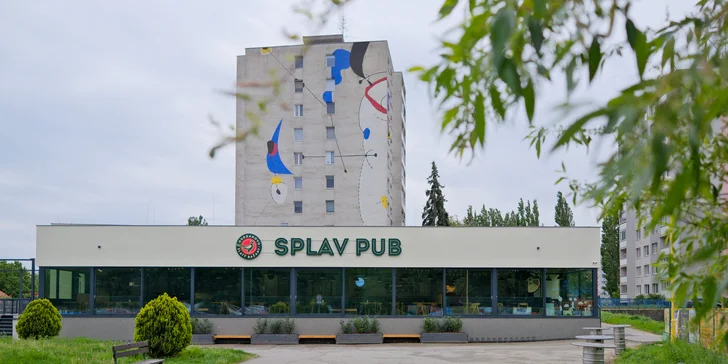 Tanier mäsových špecialít pre 3 osoby: hovädzie rebrá, údené koleno a prílohy