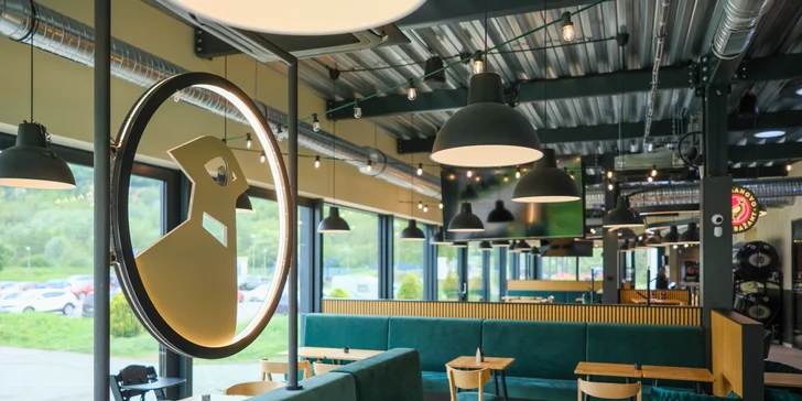 Tanier mäsových špecialít pre 3 osoby: hovädzie rebrá, údené koleno a prílohy