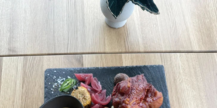 Tanier mäsových špecialít pre 3 osoby: hovädzie rebrá, údené koleno a prílohy