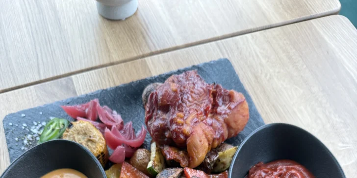 Tanier mäsových špecialít pre 3 osoby: hovädzie rebrá, údené koleno a prílohy