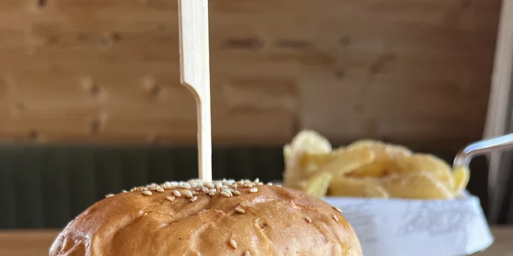 Hovädzí hamburger s hranolčekmi v Rock Farm