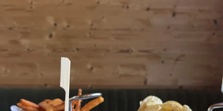 Hovädzí hamburger s hranolčekmi v Rock Farm