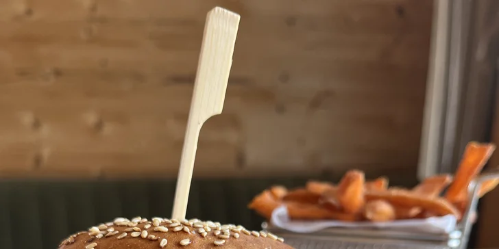 Hovädzí hamburger s hranolčekmi v Rock Farm