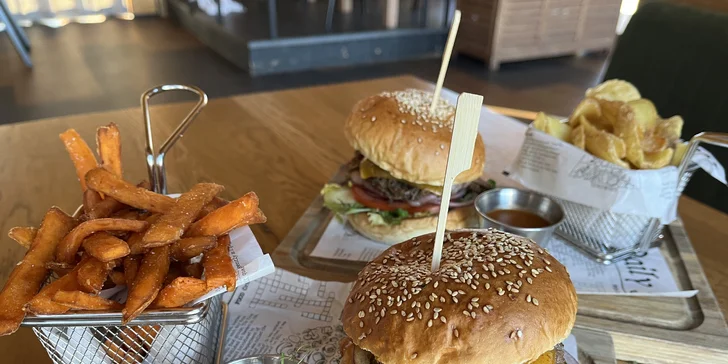 Hovädzí hamburger s hranolčekmi v Rock Farm