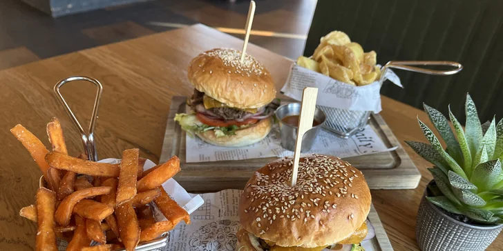 Hovädzí hamburger s hranolčekmi v Rock Farm