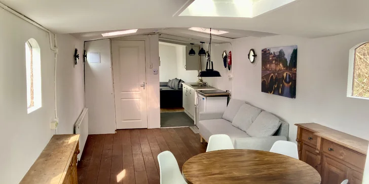 Romantika na Vltave: vybavený hausbót v Holešoviciach až pre 8 osôb