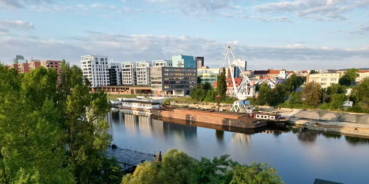 Romantika na Vltave: vybavený hausbót v Holešoviciach až pre 8 osôb