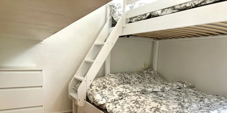 Romantika na Vltave: vybavený hausbót v Holešoviciach až pre 8 osôb