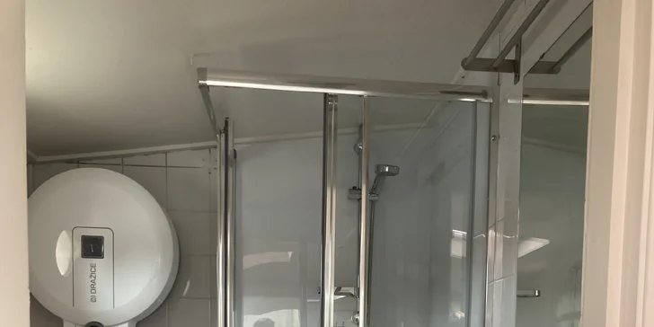 Romantika na Vltave: vybavený hausbót v Holešoviciach až pre 8 osôb