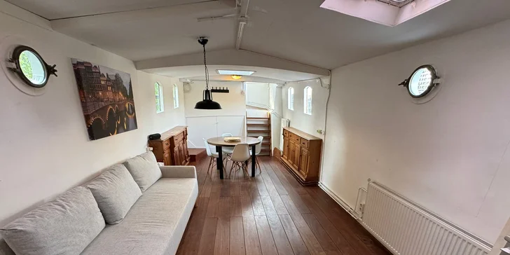 Romantika na Vltave: vybavený hausbót v Holešoviciach až pre 8 osôb