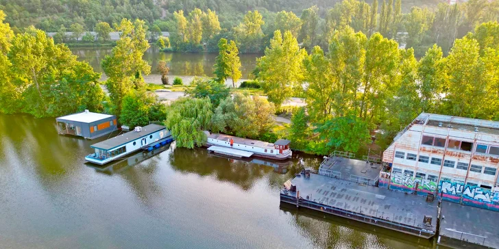 Romantika na Vltave: vybavený hausbót v Holešoviciach až pre 8 osôb