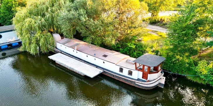 Romantika na Vltave: vybavený hausbót v Holešoviciach až pre 8 osôb