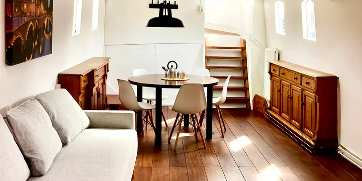 Romantika na Vltave: vybavený hausbót v Holešoviciach až pre 8 osôb