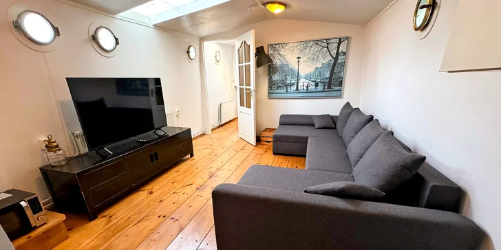 Romantika na Vltave: vybavený hausbót v Holešoviciach až pre 8 osôb