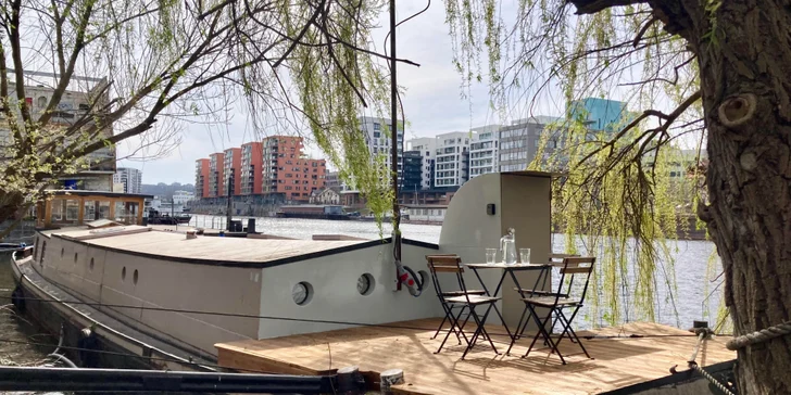 Romantika na Vltave: vybavený hausbót v Holešoviciach až pre 8 osôb