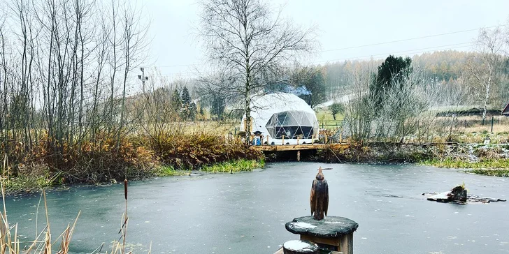 Glamping na severe Čiech s rybníkom a horúcim kúpeľom: ubytovanie až pre 6 osôb