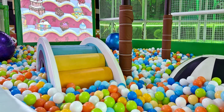 Útulné chatky pri rybníku na úpätí Orlických hôr pre pár aj rodinu: jedlo, sauny a biotop