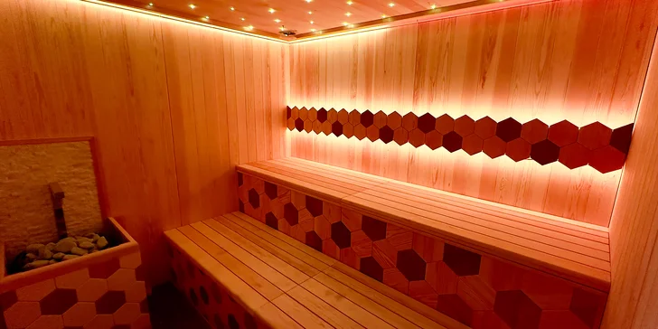 Útulné chatky pri rybníku na úpätí Orlických hôr pre pár aj rodinu: jedlo, sauny a biotop