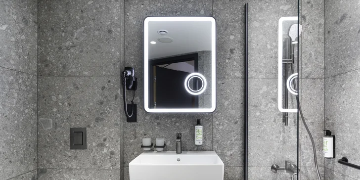 Novo postavený moderný hotel v samotnom centre Katovíc s jedlom a saunou