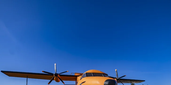 Ubytovanie v lietadle uprostred prírody pre 4 osoby: kúpeľňa, kuchyňa aj wellness