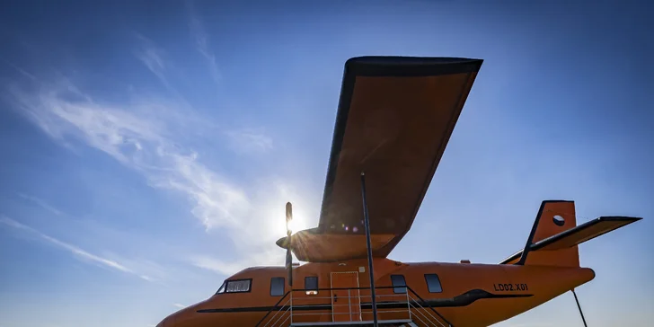 Ubytovanie v lietadle uprostred prírody pre 4 osoby: kúpeľňa, kuchyňa aj wellness