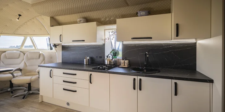 Ubytovanie v lietadle uprostred prírody pre 4 osoby: kúpeľňa, kuchyňa aj wellness