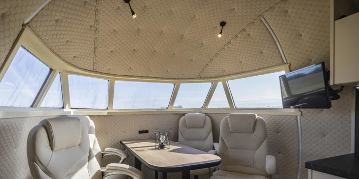 Ubytovanie v lietadle uprostred prírody pre 4 osoby: kúpeľňa, kuchyňa aj wellness