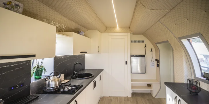 Ubytovanie v lietadle uprostred prírody pre 4 osoby: kúpeľňa, kuchyňa aj wellness