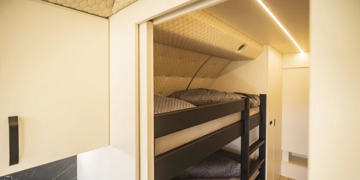 Ubytovanie v lietadle uprostred prírody pre 4 osoby: kúpeľňa, kuchyňa aj wellness