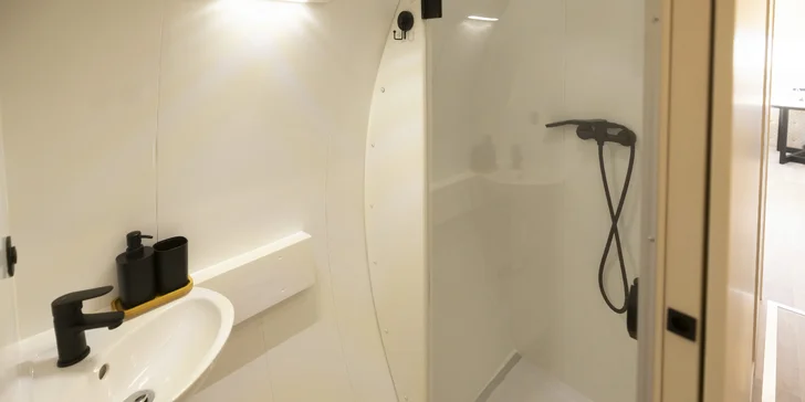 Ubytovanie v lietadle uprostred prírody pre 4 osoby: kúpeľňa, kuchyňa aj wellness